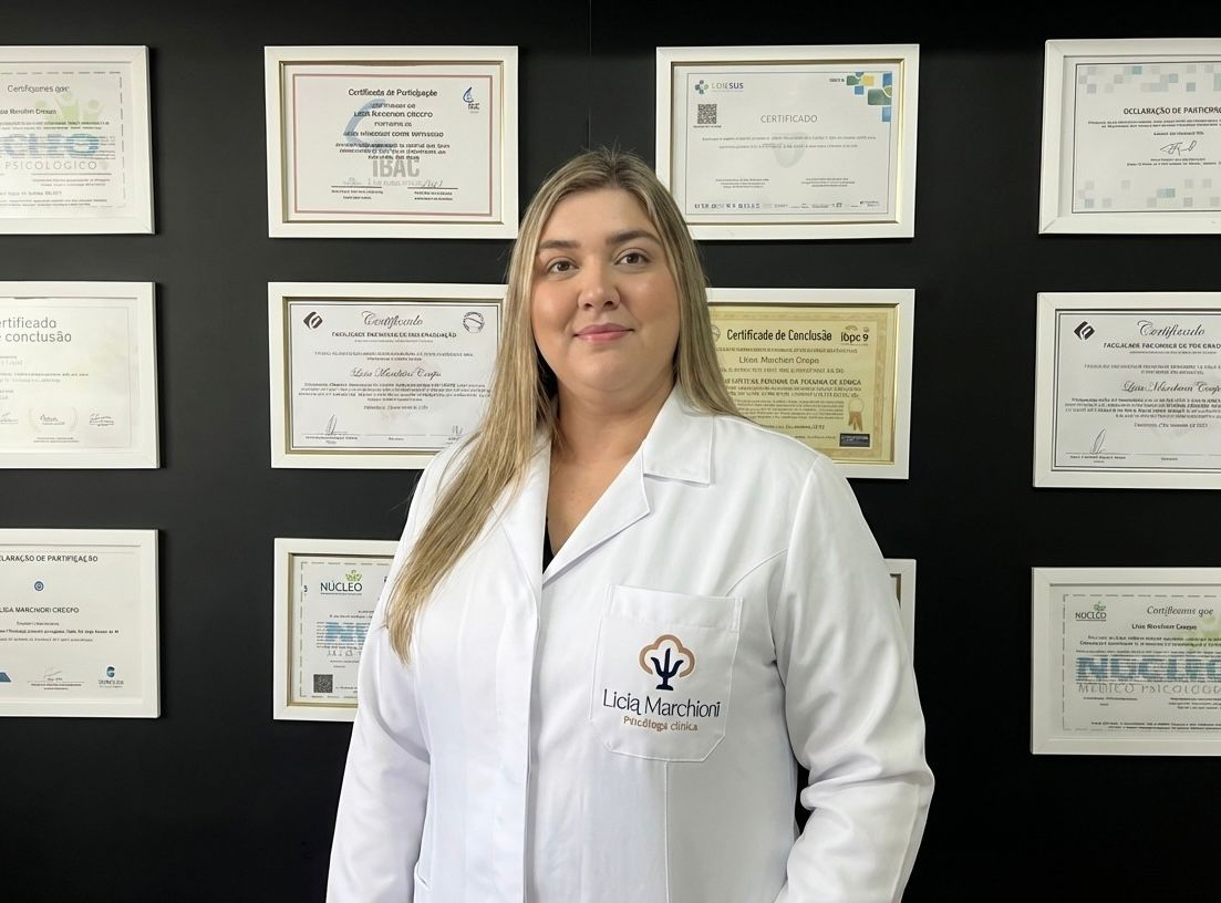 Lícia Marchiori em seu consultório